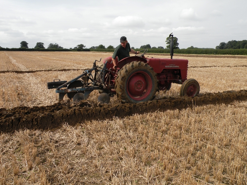 chris-legg-with-his-international-b250-1956-using-a-very-rare-ford-epg3-2-furrow-plough-5