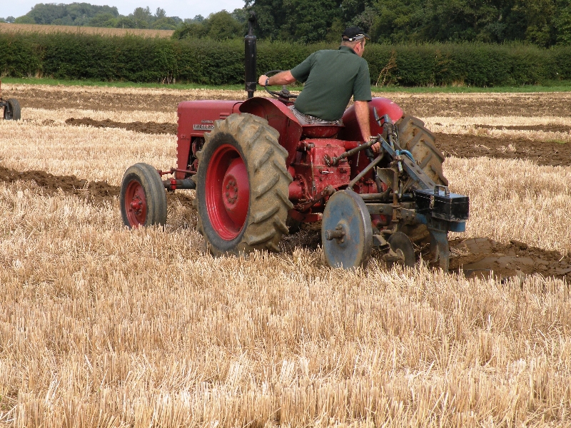 chris-legg-with-his-international-b250-1956-using-a-very-rare-ford-epg3-2-furrow-plough-7