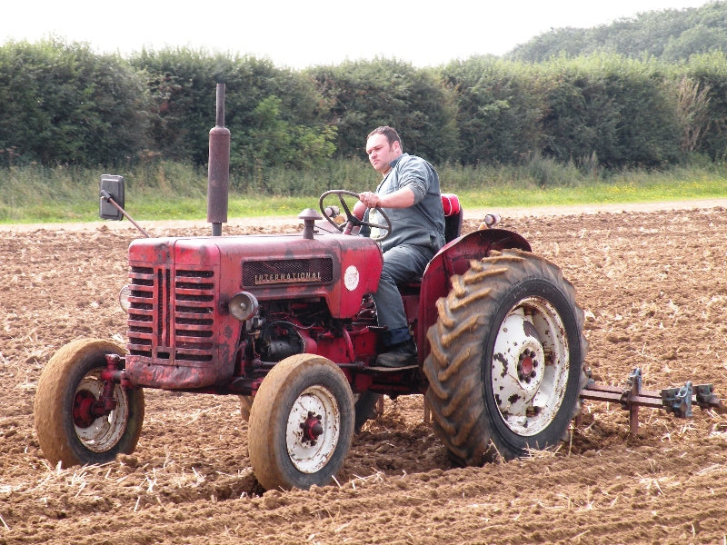 mathew-hoy-on-gordon-carson-bryan-bebas-1961-international-b275-working-for-the-first-time-in-20-years-with-a-tine-ransome-cultivator