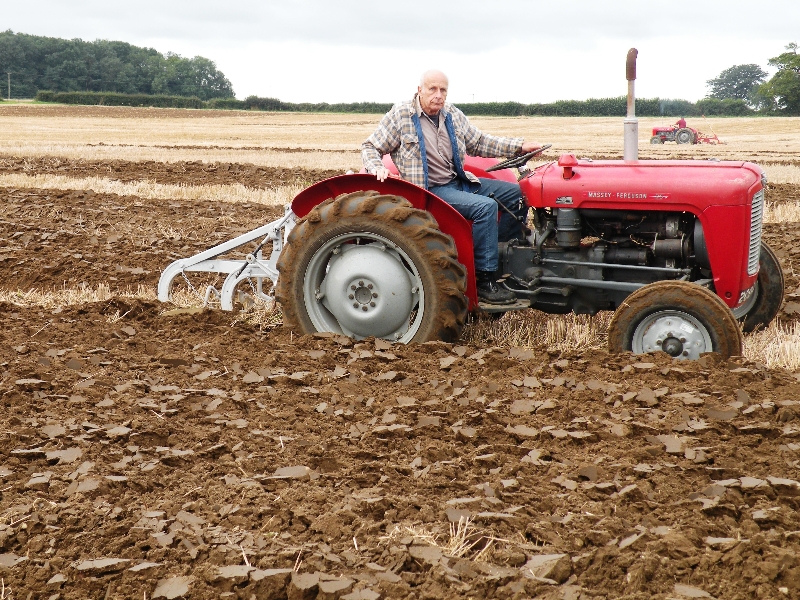 philip-freeman-on-his-1961-mf65-and-his-ferguson-general-purpose-2-furrow-plough-3